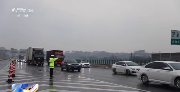 返程拥堵部分车主占用应急车道被罚!应急车道多“急”才能停? 返程拥堵部分车主占用应急车道被罚!应急车道多“急”才能停?