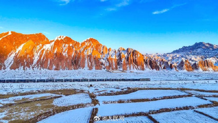 列车穿越雪后戈壁上演硬核浪漫