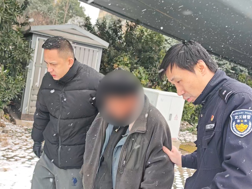 暴雪夜救助老人,竟促成一场相距17年的团圆 暴雪夜救助老人,竟促成一场相距17年的团圆