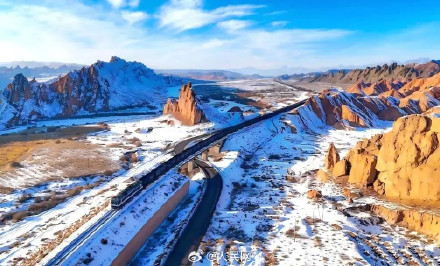 列车穿越雪后戈壁上演硬核浪漫
