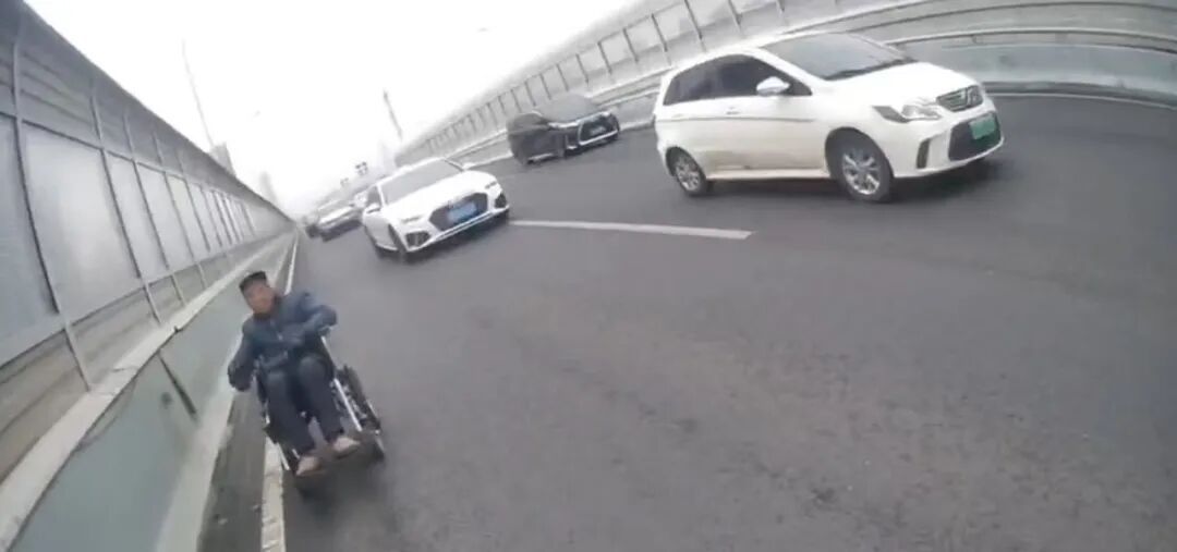 事发武汉二七长江大桥,2人车流中逆行飞奔!现场画面传来 事发武汉二七长江大桥,2人车流中逆行飞奔!现场画面传来