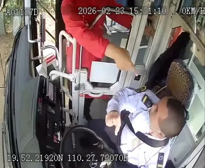 公交车还未到站就要求下车，被拒后竟殴打司机达一分钟！公交公司：将申报“委屈奖”
