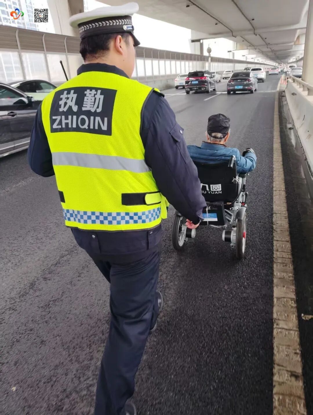 老人独自操作电动轮椅开上高架快速路,险象环生! 老人独自操作电动轮椅开上高架快速路,险象环生!