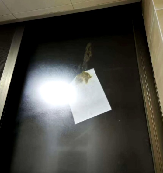 男子家中半年6次被高空抛物：烟头、纸巾、大便、玻璃瓶！