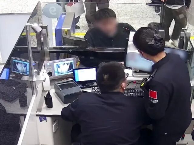 男子在杭州出境时冒用双胞胎兄弟证件 被警方一眼识破