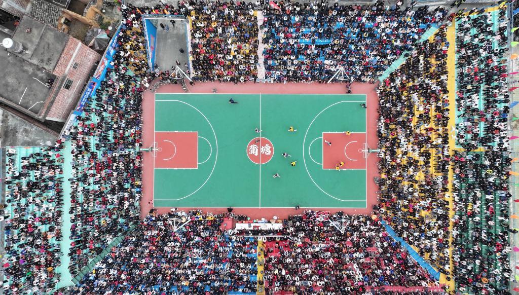 追光丨广西万村篮球赛，一场坚持20年的家门口体育盛宴