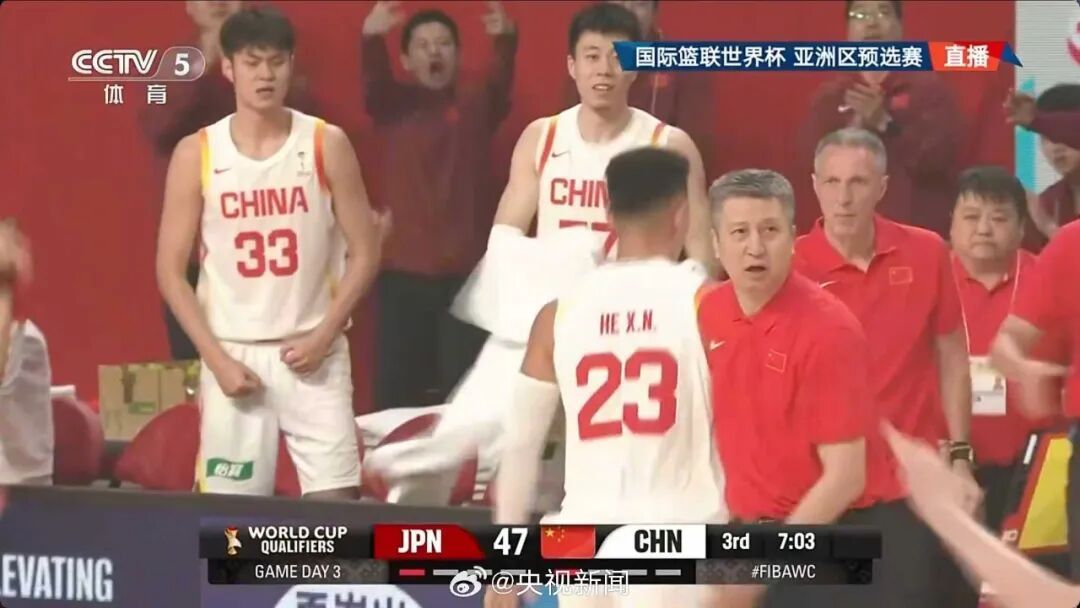 逆转战胜日本队！中国男篮半场落后14分，在日本主场上演绝地反击