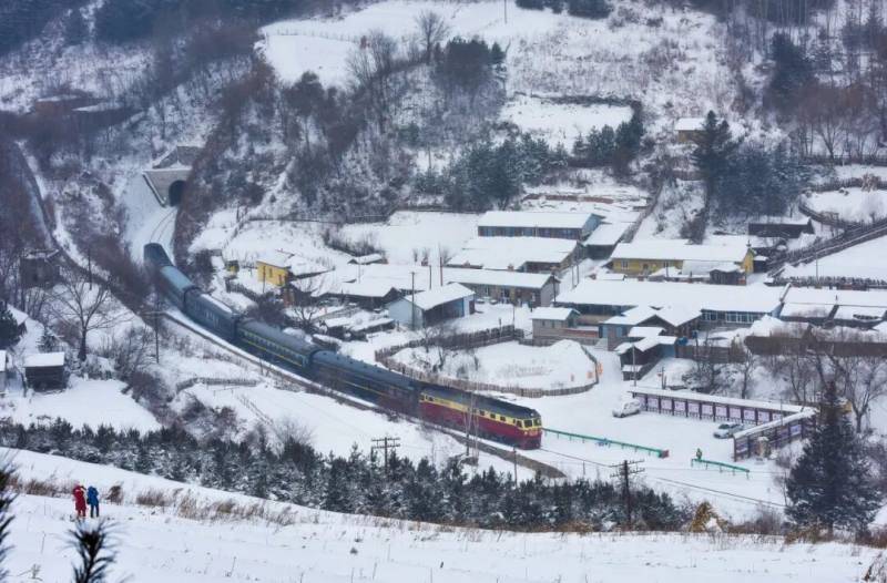 网友接力晒春运“最小火车站”：有的出站口没家门大，有的进站要打电话找人开门
