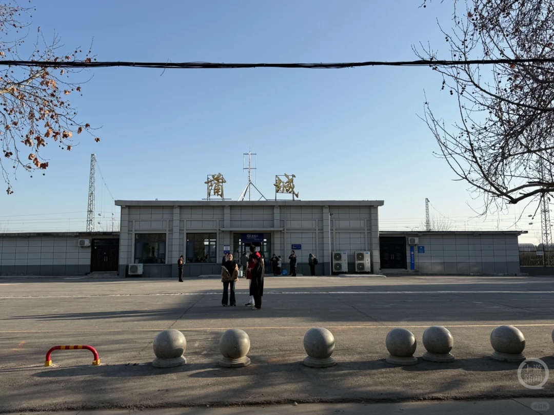 网友接力晒春运“最小火车站”：有的出站口没家门大，有的进站要打电话找人开门