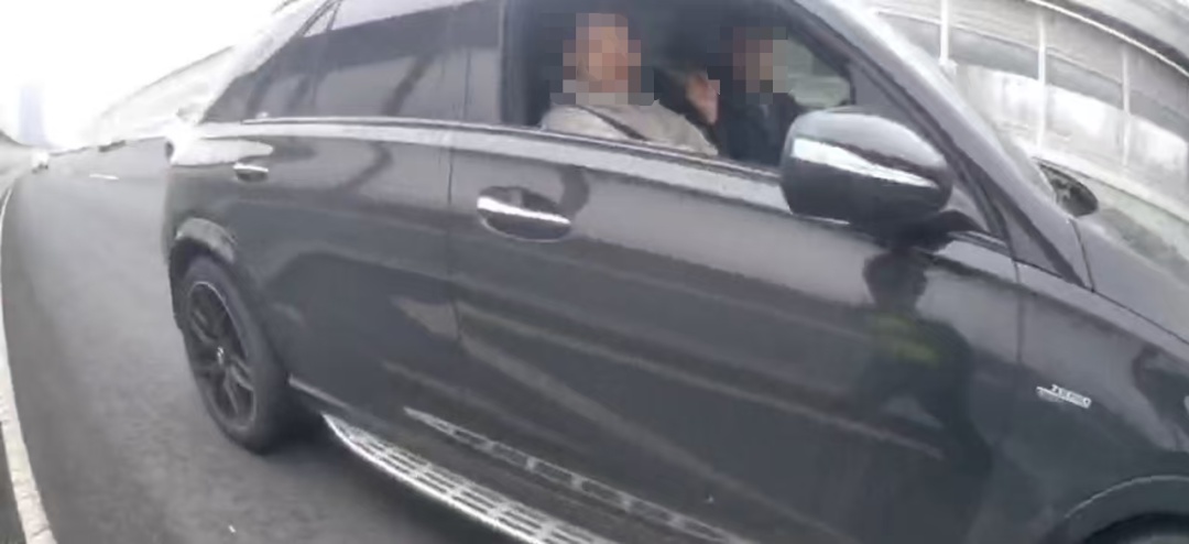 事发武汉二七长江大桥,2人车流中逆行飞奔!现场画面传来 事发武汉二七长江大桥,2人车流中逆行飞奔!现场画面传来