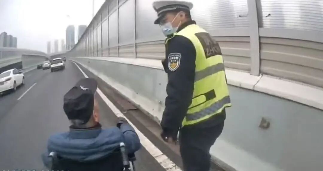 事发武汉二七长江大桥,2人车流中逆行飞奔!现场画面传来 事发武汉二七长江大桥,2人车流中逆行飞奔!现场画面传来