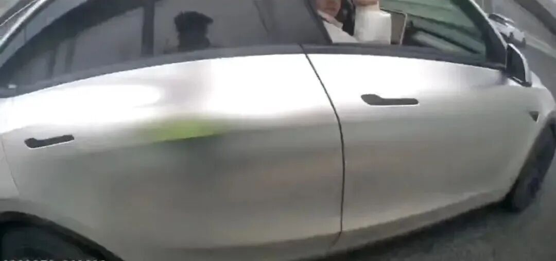 事发武汉二七长江大桥,2人车流中逆行飞奔!现场画面传来 事发武汉二七长江大桥,2人车流中逆行飞奔!现场画面传来