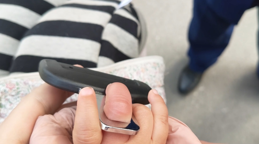 勒出血印!车上这个地方会“咬”孩子手,很多家长都没注意 勒出血印!车上这个地方会“咬”孩子手,很多家长都没注意