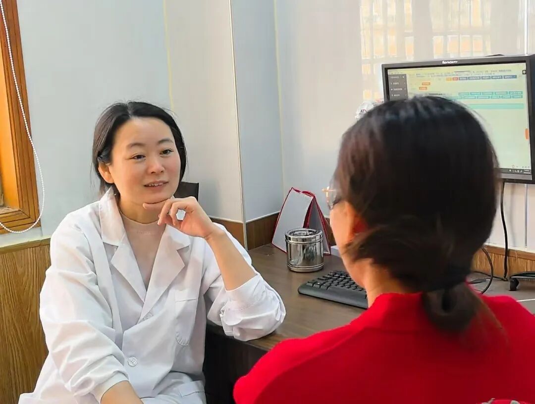 30岁女教师暴瘦10多斤，吃饭会呕吐，进校前必须大哭一场才敢进门，医生：这是情志病