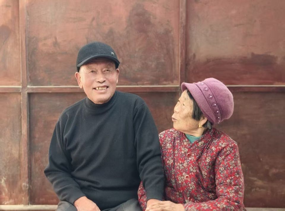 拍合照姥爷想亲密一点遭姥姥“嫌弃打脸”，外孙女回应：姥姥不强势，只是脸皮薄