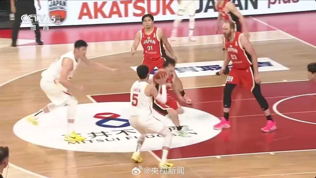 逆转战胜日本队！中国男篮半场落后14分，在日本主场上演绝地反击