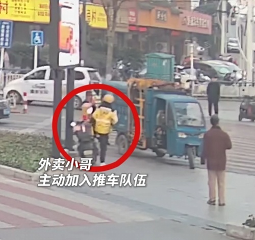 环卫作业车突遇故障,下一秒收获太多感动 环卫作业车突遇故障,下一秒收获太多感动