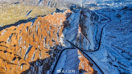 列车穿越雪后戈壁上演硬核浪漫