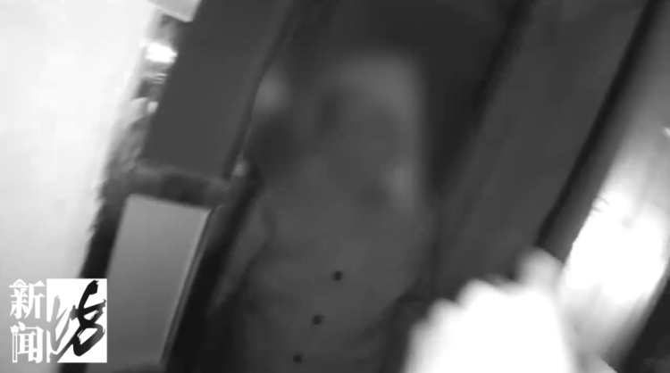 房门和防盗门之间竟夹了个人，3小时动弹不得……怎么发生的？