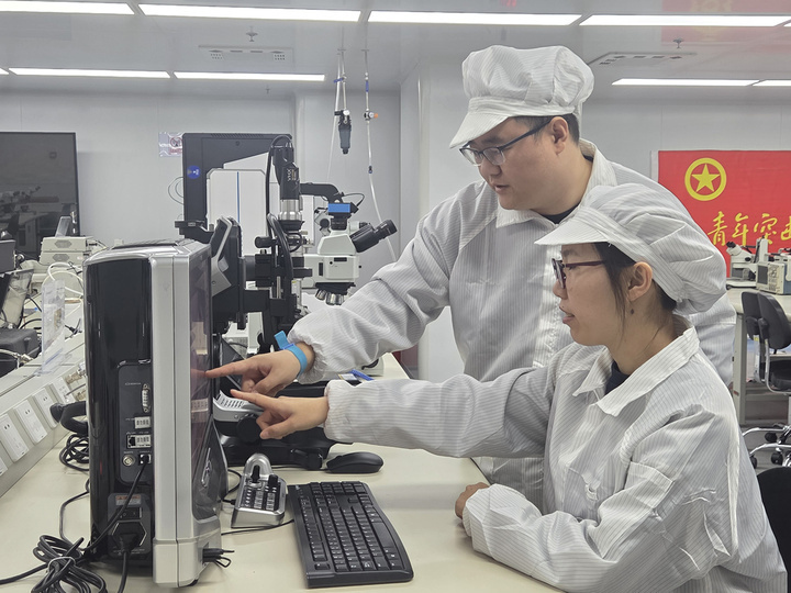 给飞机“做手术”的年轻人