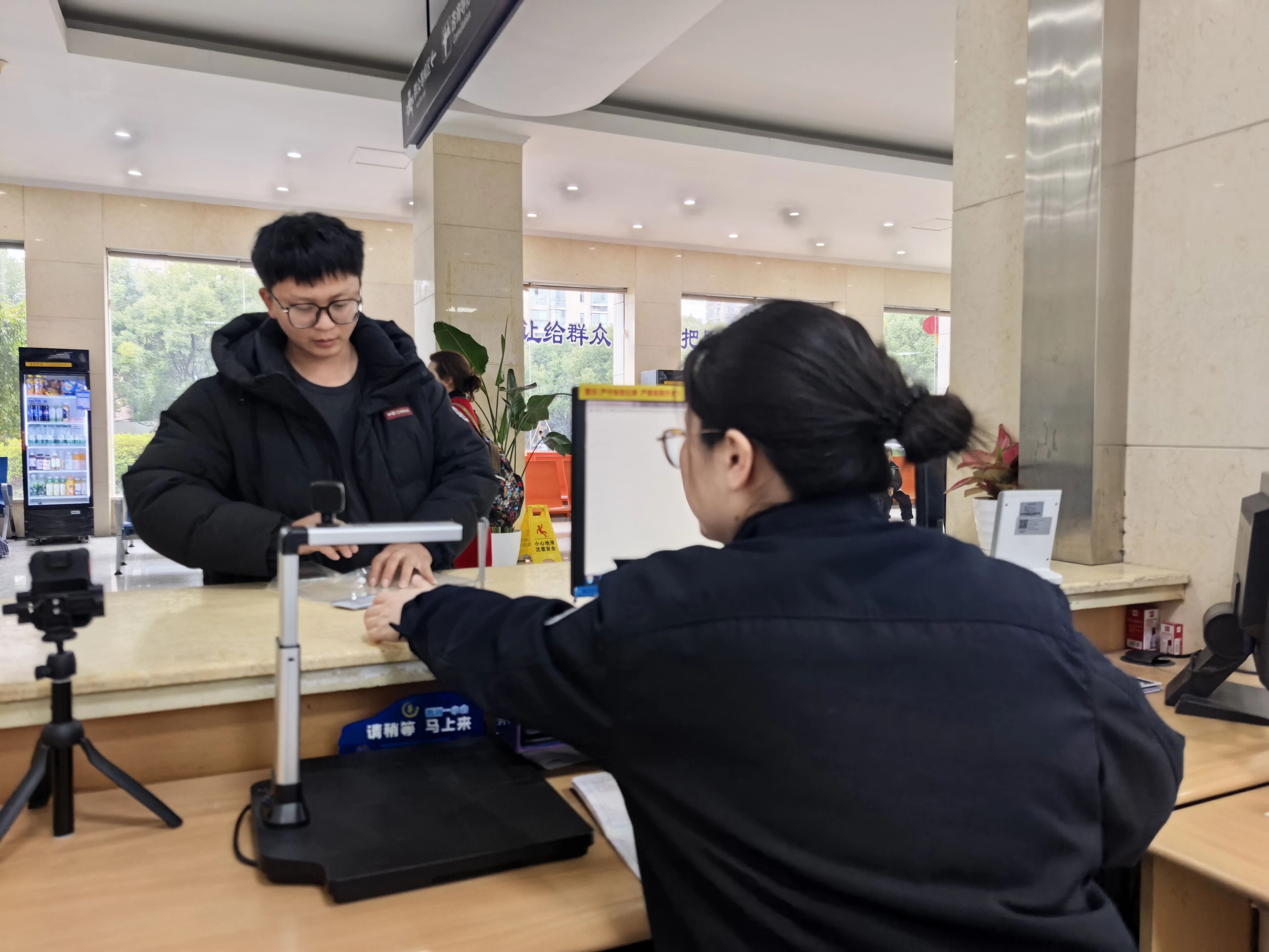 “我在杭州没朋友，你能当吗？”广东男子电话里一句赌气话，杭州有人接住了！万万没想到......