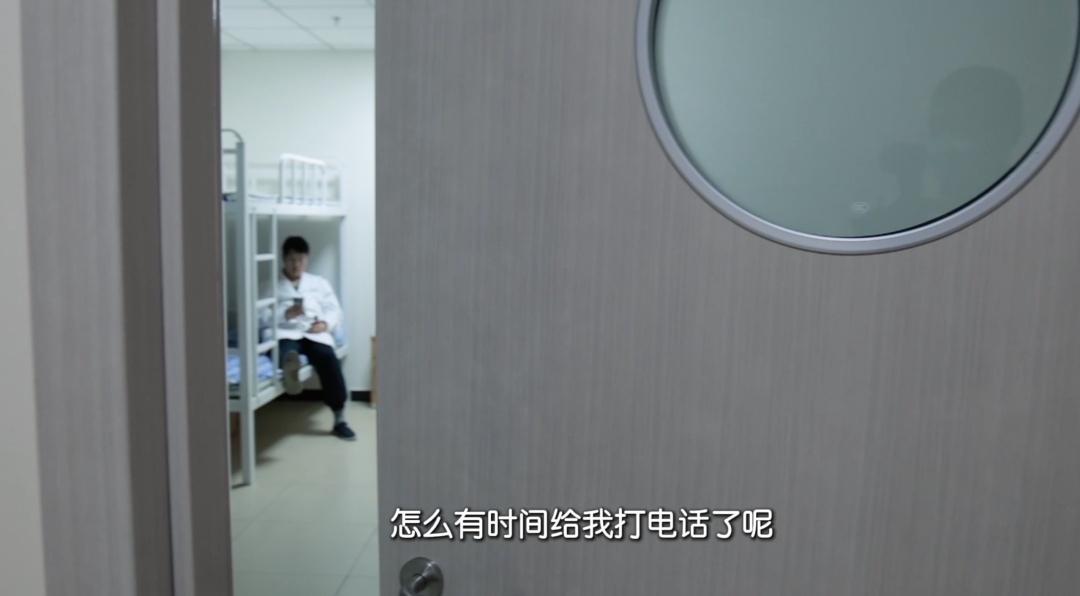 又唱又跳的 “怪医生”,进了急诊室,却成了最硬核的生命战士—— 又唱又跳的 “怪医生”,进了急诊室,却成了最硬核的生命战士——