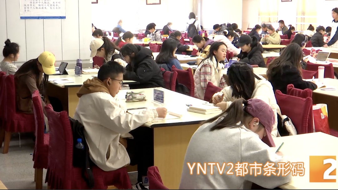 假期余额告急！图书馆“狂飙”赶作业，网友：像极了当年的我