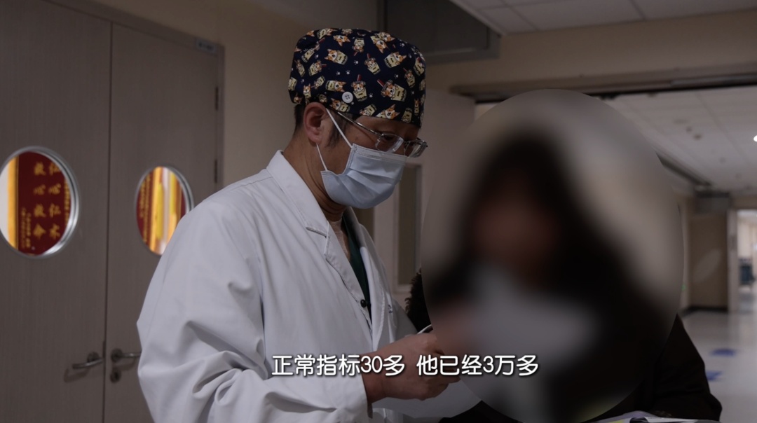 又唱又跳的 “怪医生”,进了急诊室,却成了最硬核的生命战士—— 又唱又跳的 “怪医生”,进了急诊室,却成了最硬核的生命战士——