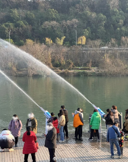 景区网红水枪被指惊扰水鸟 景区回应：已停止运营并撤除