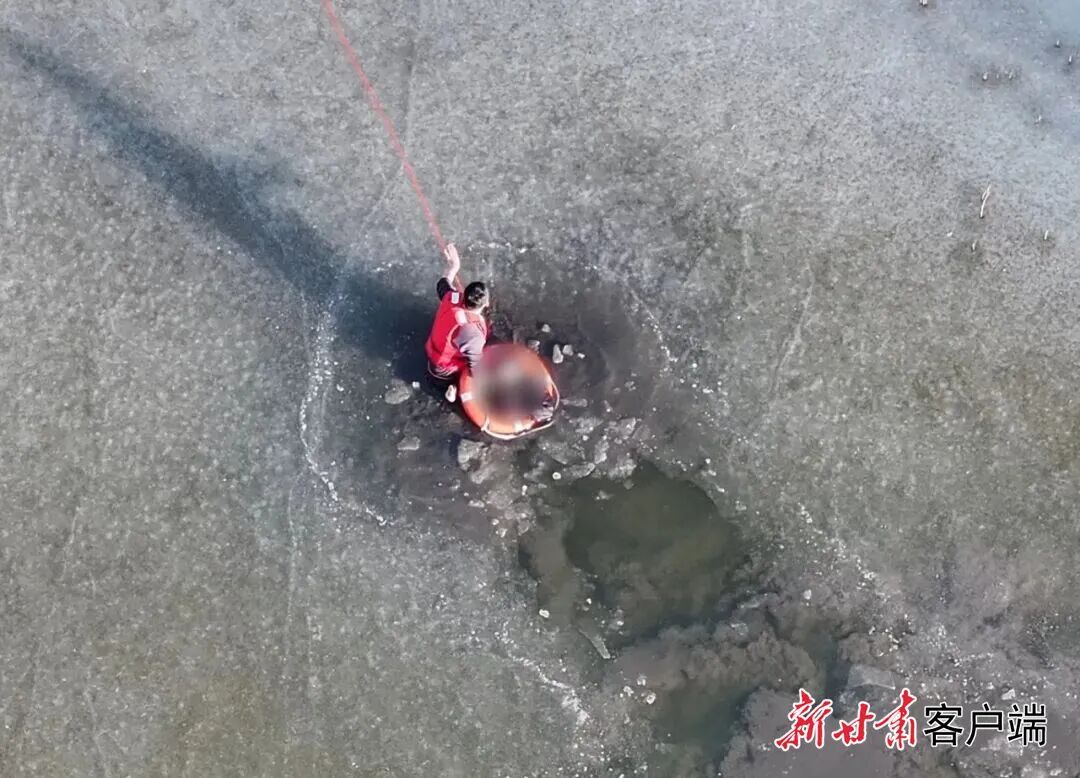 “我下过湖,我有经验!”冰湖救人,他毫不犹豫纵身跃入…… “我下过湖,我有经验!”冰湖救人,他毫不犹豫纵身跃入……