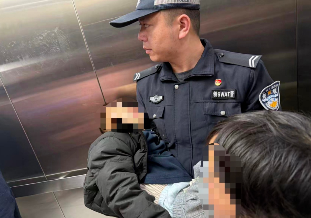 湖南11岁男孩在路边突然倒地抽搐，巡特警队员3分钟紧急送医，目前孩子已脱离生命危险