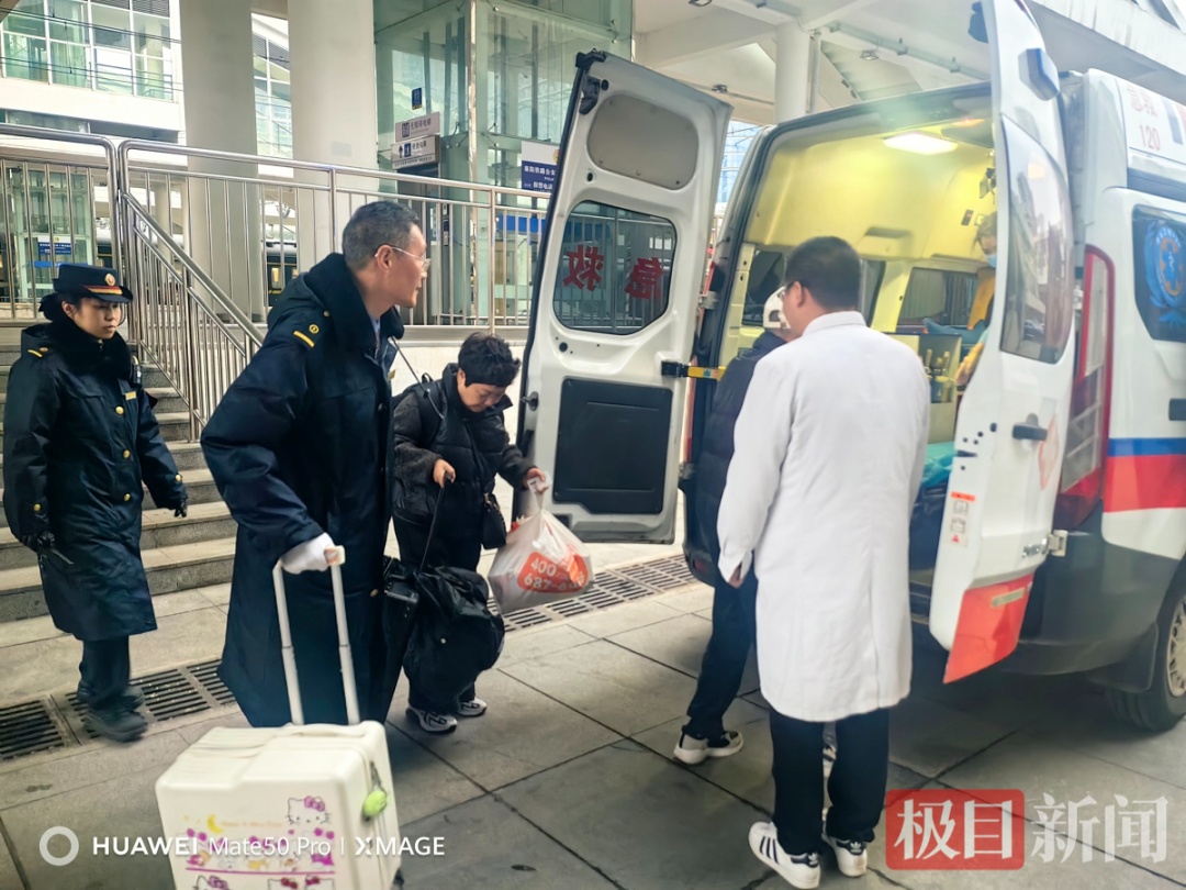 K4738次列车 紧急停靠! K4738次列车 紧急停靠!