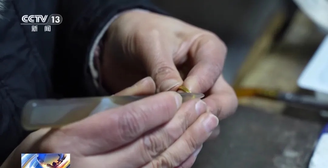 专对老年人下手，他们在你眼皮底下偷金！