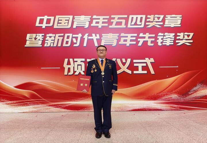 给飞机“做手术”的年轻人