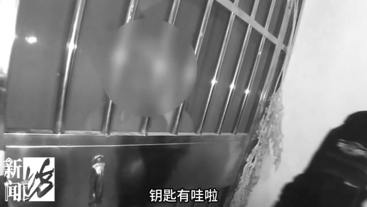 房门和防盗门之间竟夹了个人，3小时动弹不得……怎么发生的？