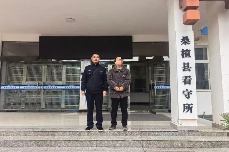 男子到派出所开无犯罪证明,一查竟是网上在逃人员!被当场抓获 男子到派出所开无犯罪证明,一查竟是网上在逃人员!被当场抓获