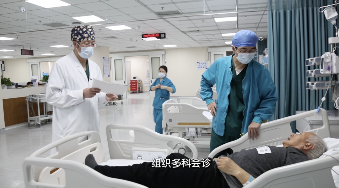 又唱又跳的 “怪医生”,进了急诊室,却成了最硬核的生命战士—— 又唱又跳的 “怪医生”,进了急诊室,却成了最硬核的生命战士——