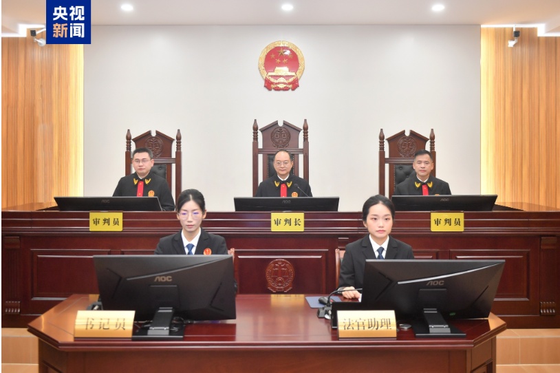 国家烟草专卖局原副局长张天峰，以受贿罪被判有期徒刑十二年，并处罚金人民币二百万元