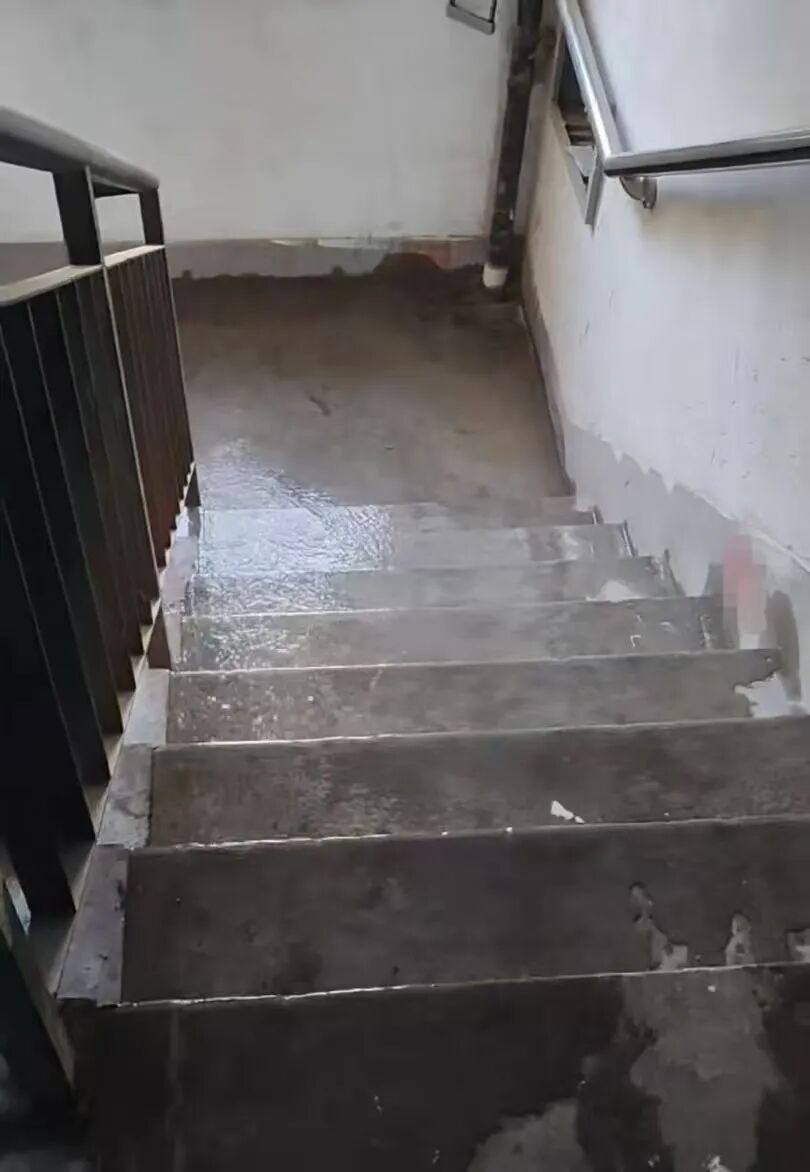 独居阿姨家中总是大量放水,楼下变成“水帘洞”,邻居濒临崩溃,更无奈的是…… 独居阿姨家中总是大量放水,楼下变成“水帘洞”,邻居濒临崩溃,更无奈的是……