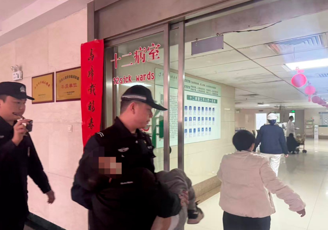 湖南11岁男孩在路边突然倒地抽搐，巡特警队员3分钟紧急送医，目前孩子已脱离生命危险