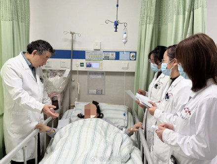 1男4女五胞胎爸爸称心情像过山车：5周时得知是四胞胎，6周时得知是五胞胎