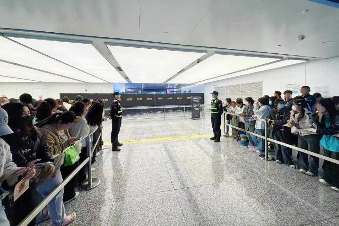 “引发近20人跟随闯入，被行政拘留”！杭州机场立牌警示追星“保持理智”