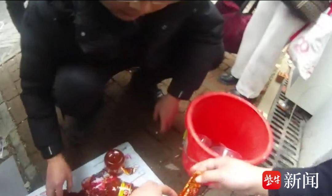 豆瓣酱里“挖”出金条!南京警方紧急拦截被骗黄金 豆瓣酱里“挖”出金条!南京警方紧急拦截被骗黄金