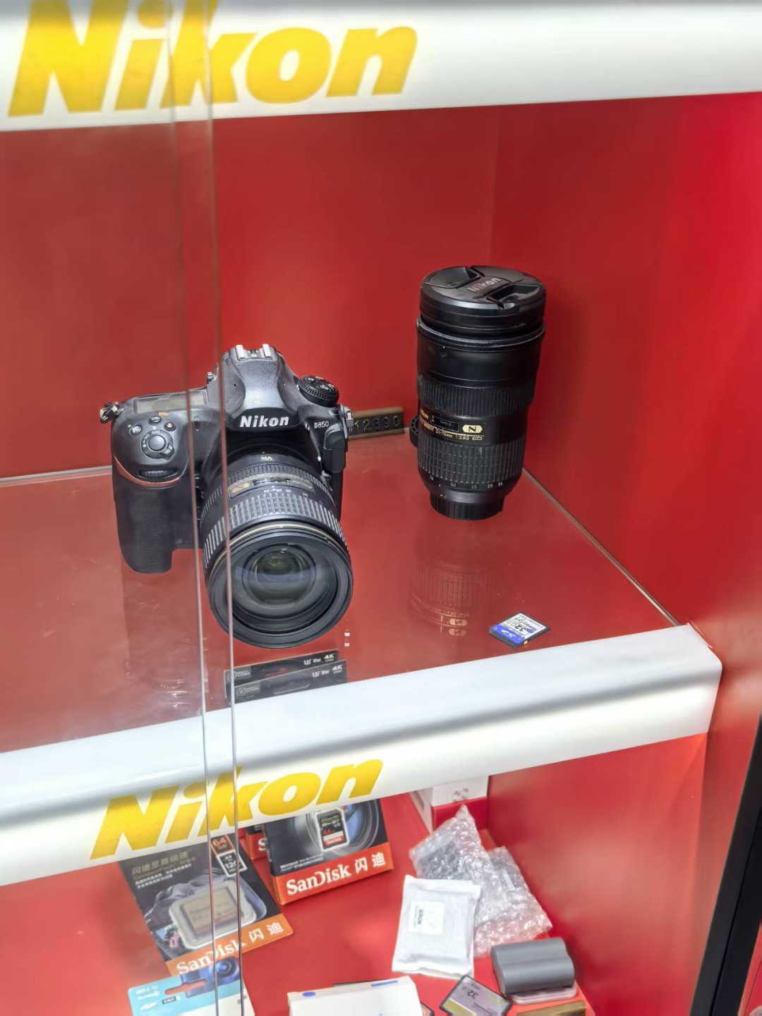 “老爷机”加价抢，“新旗舰”打折卖，相机市场到底谁在买单？