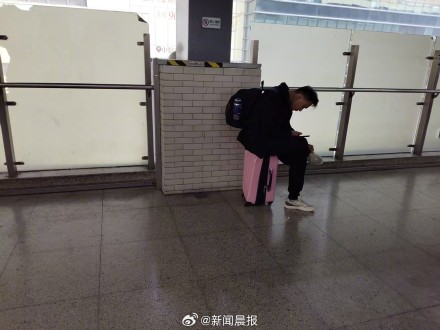 上海轨交嘉定新城站“无座可坐”，乘客或蹲或站直呼不便