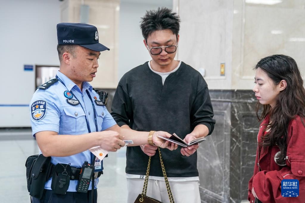 河口口岸今年出入境人数破百万 河口口岸今年出入境人数破百万