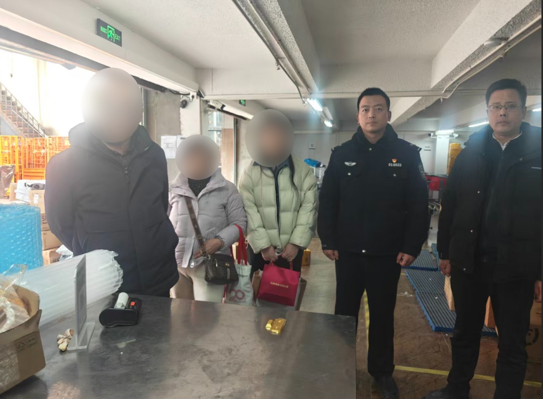 警方在豆瓣酱里挖呀挖呀挖，挖出200克黄金