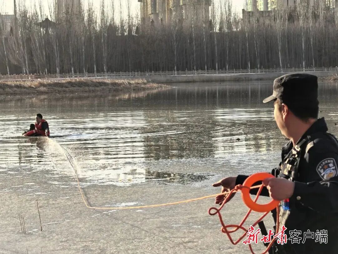 “我下过湖,我有经验!”冰湖救人,他毫不犹豫纵身跃入…… “我下过湖,我有经验!”冰湖救人,他毫不犹豫纵身跃入……