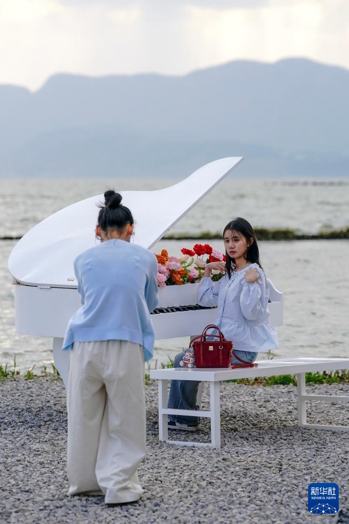 春日滇池引客来