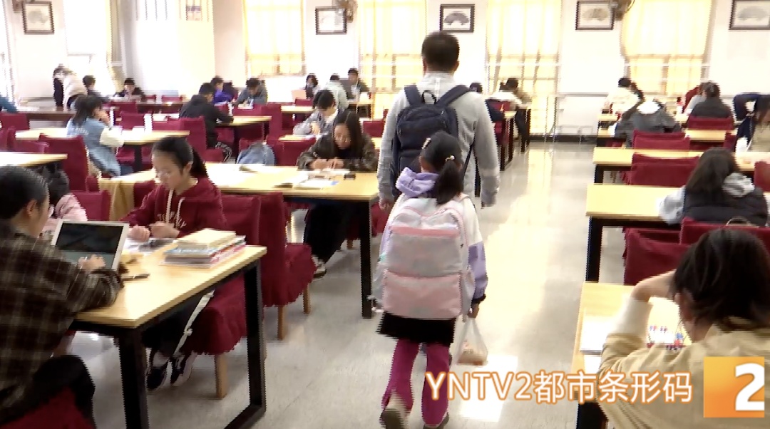 假期余额告急！图书馆“狂飙”赶作业，网友：像极了当年的我